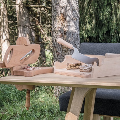 Speckhobel und einen Brotschneider aus heimischem Holz auf Holztisch aus Massivholz