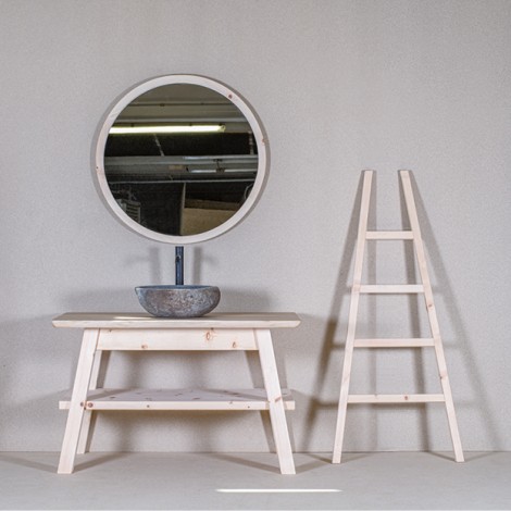 Waschtisch, Badezimmerspiegel und Holzleiter aus heimischem Zirmholz