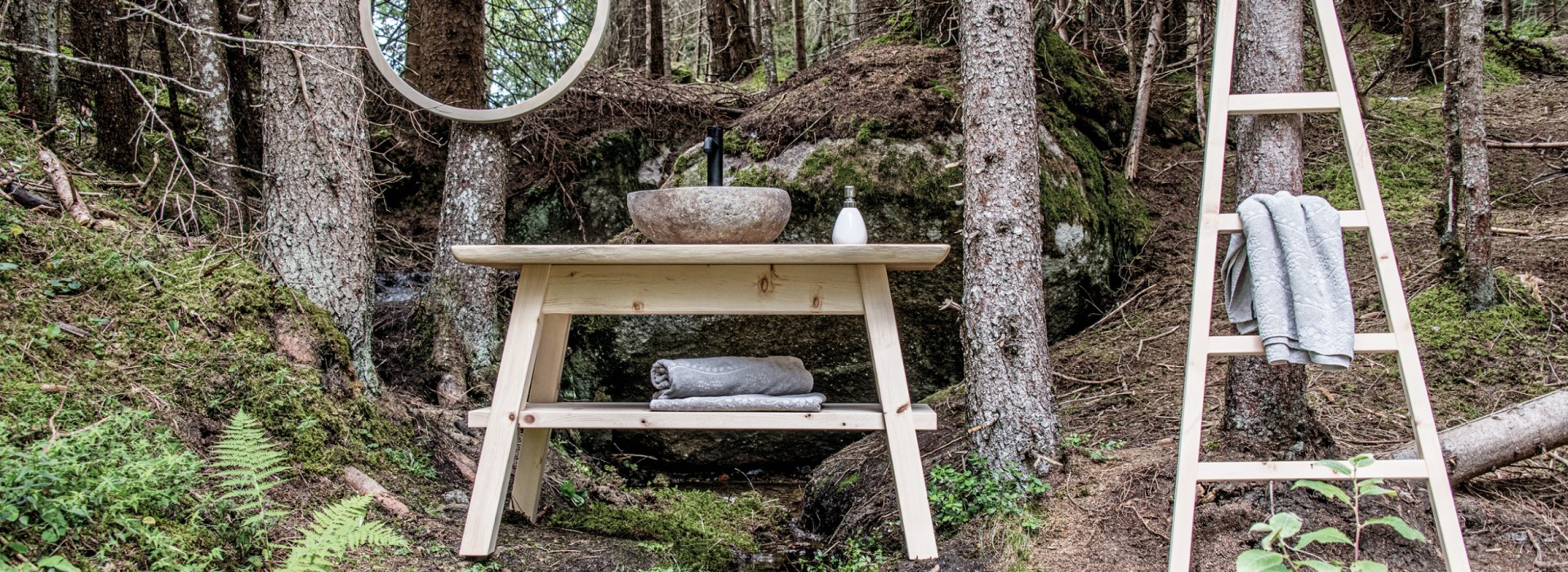 Runder Badezimmerspiegel mit Holzrahmen, massiver Waschtisch und praktische Holzleiter