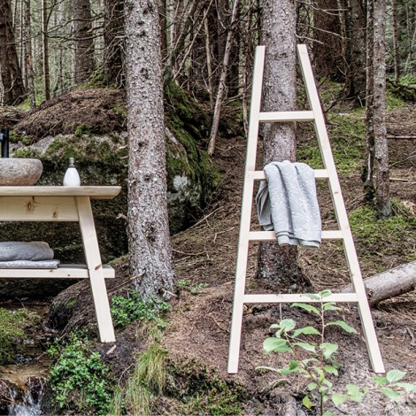 Holzleiter und Waschtisch aus heimischem Massivholz der Tischlerei Weissteiner