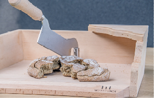 Einen Brotschneider aus Holz der Tischlerei Weissteiner