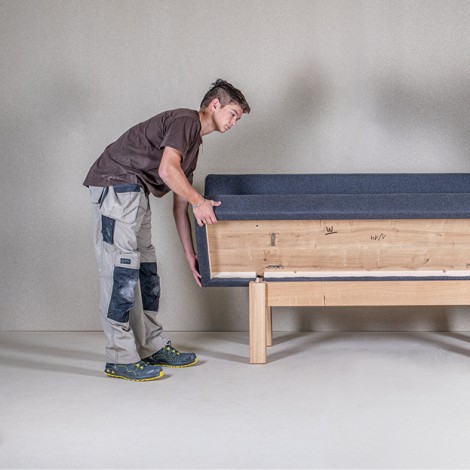 Mitarbeiter der Tischlerei Weissteiner beim Aufbau einer Sitzbank mit Polsterung