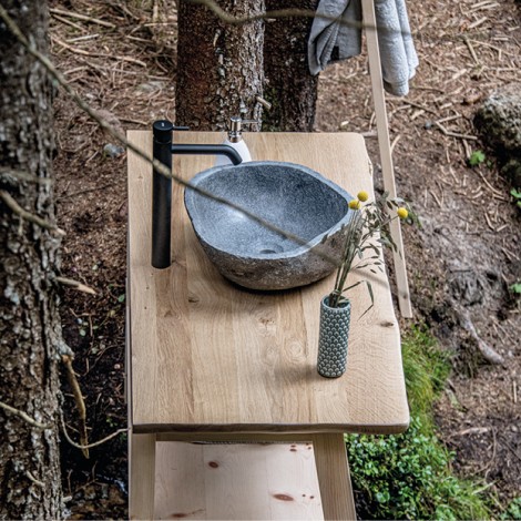 Waschtisch aus Massivholz der Tischlerei Weissteiner mit Waschbecken inmitten von Bäumen