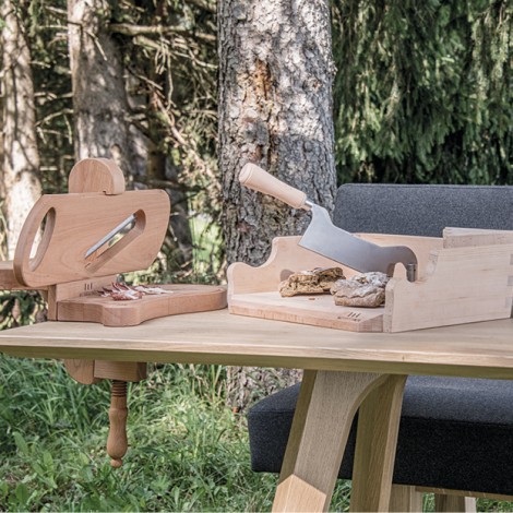Speckhobel und Brotschneider auf stabilem Holztisch aus heimischem Naturholz