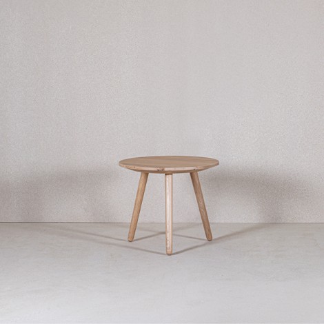 Runder Tisch mit drei tragenden Stützen und einer stabilen, runden Tischplatte.