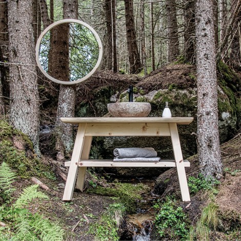 Waschtisch aus Holz mit Waschbecken und rundem Badezimmerspiegel mit Holzrahmen