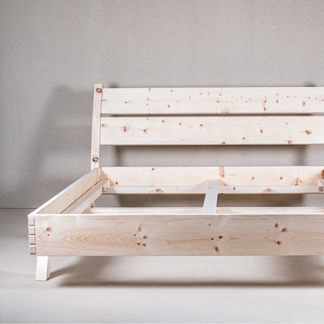 Fassung eines Holzbettes aus robustem Massivholz