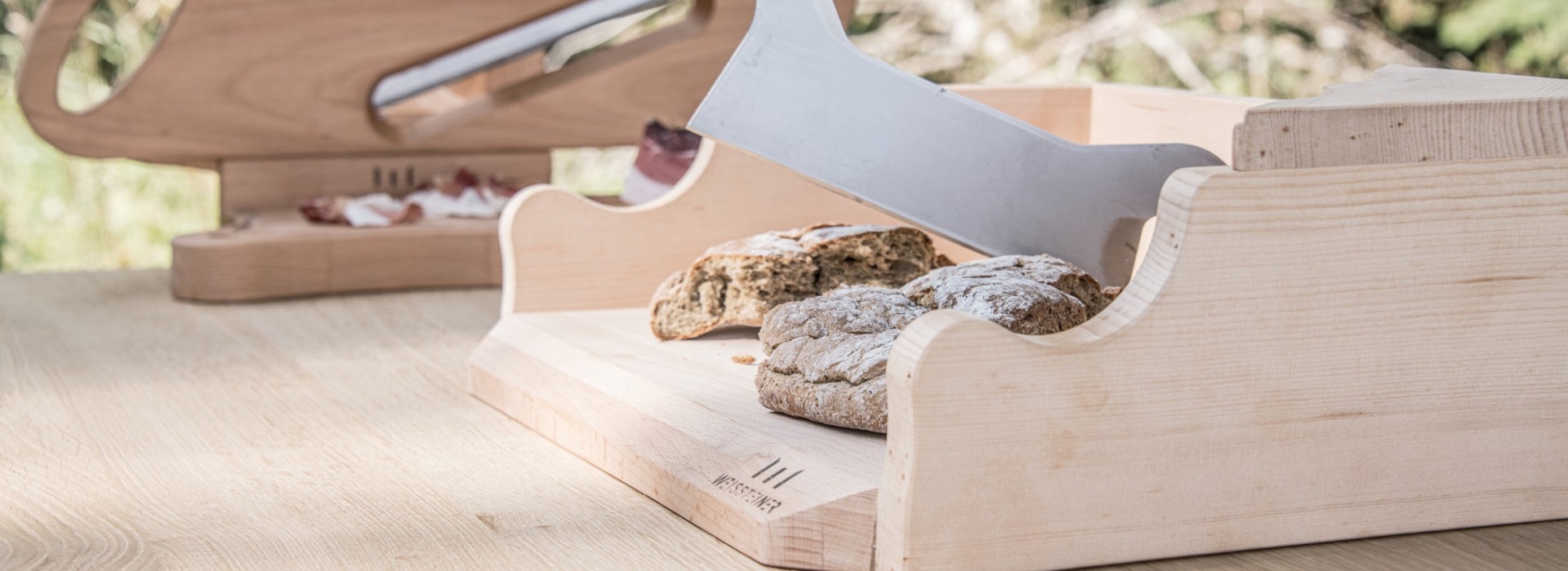 Speckhobel und Speckschneider auf Holztisch aus Massivholz