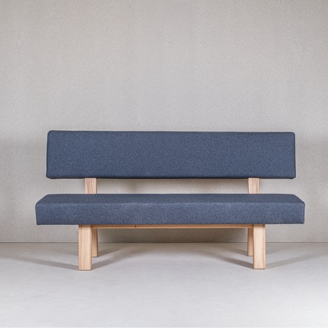 Produktbild der Be Calm Sitzbank auf heimischem Holz mit Polsterung