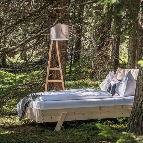 Stabiles Holzbett mit Rückenlehne und Leiterlampe aus heimischem Massivholz