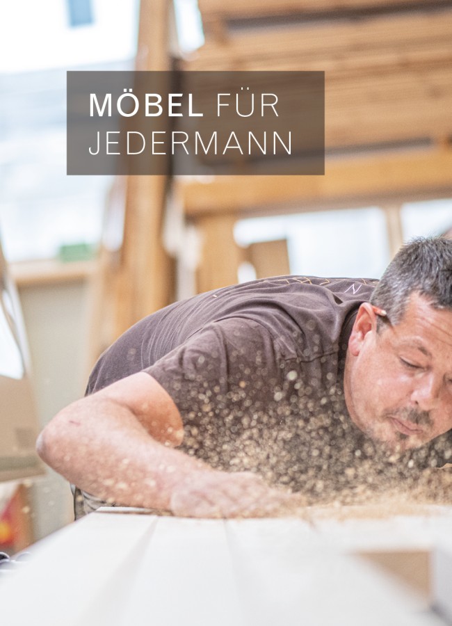 Mitarbeiter der Tischlerei Weissteiner beim Hobeln eines Brettes