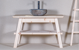 Einen kleiner Badezimmertisch mit Waschbecken und Holzleiter aus heimischem Holz.