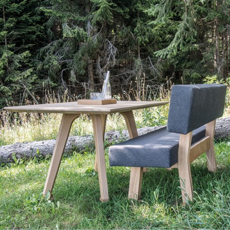 Sitzbank und Tisch aus heimischem Zirmholz der Tischlerei Weissteiner