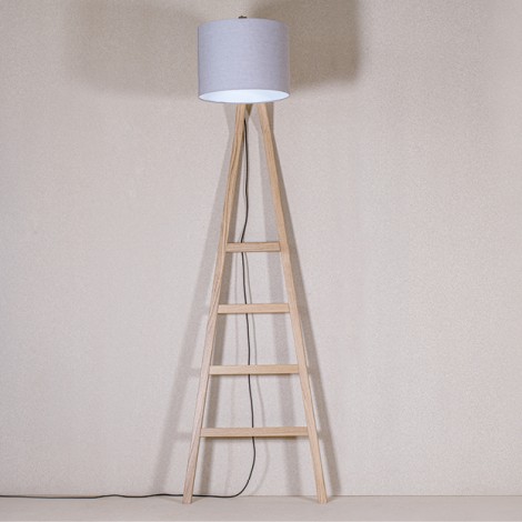 Leiterlampe mit Holzsprossen und rundem Lampenschirm