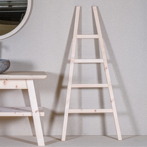 Waschtisch, Badezimmerspiegel und Holzleiter mit Sprossen aus Zirmholz