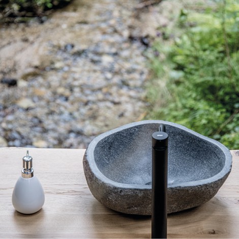 Waschtisch aus stabilem Massivholz mit Waschbecken im Wald