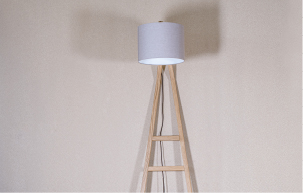 Eine Leiterlampe aus heimischem Holz mit rundem Lampenschirm