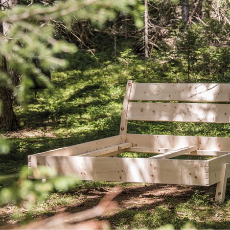 Stabile Fassung eines Doppelbettes aus hellem Zirmholz