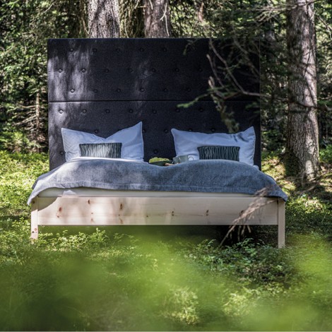 Holzbett mit gemütlicher, gepolsterter Rückenlehne fürs Schlafzimmer