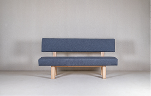 Eine gepolsterte Sitzbank aus Holz der Tischlerei Weissteiner